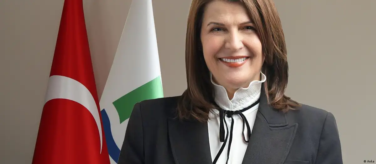 Foça Belediye Başkanı Saniye Bora Fıçı AK Parti'ye katıldı