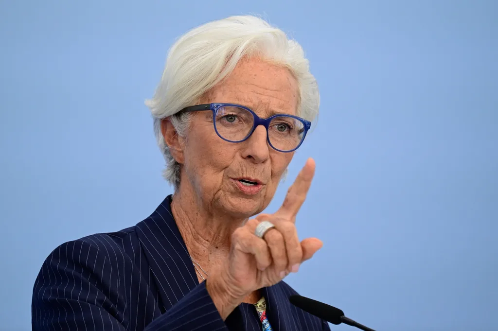 Lagarde, ECB faiz artırırken adaylık konusunda sessiz