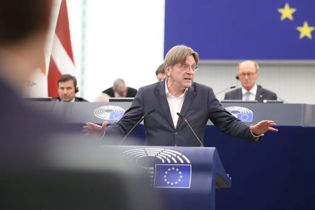 Eski Belçika Başbakanı Verhofstadt, Avrupa Parlamentosu’ndaki stajyer soruşturması kapsamında inceleniyor