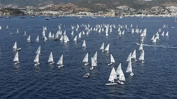 ILCA U21 Avrupa Şampiyonası Bodrum’da renkli görüntülerle başladı