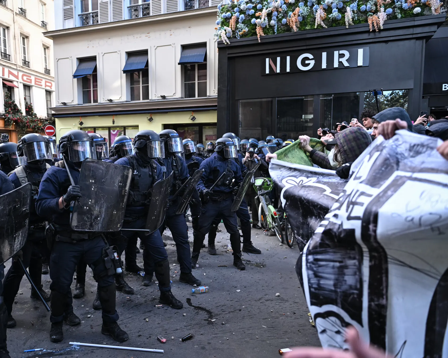 Fransız polisine, okul protestolarında şiddet suçlaması